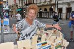 /.galleries/akce-cihla-v-ulicch/Simona-Stasova-u-stanku.JPG?__scale=h:120,w:180